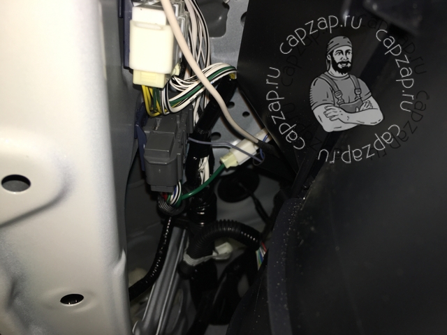 Ustanovka original'nogo farkopa i bloka shtatnoj ehlektriki Toyota na avtomobil' Toyota Prado 2018 g.v (34)_1.JPG